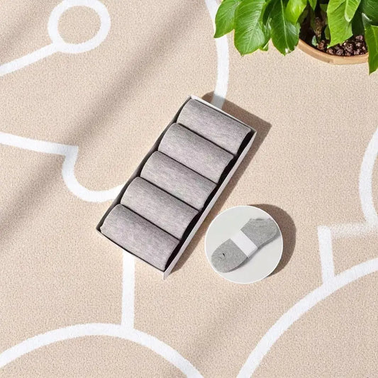 Socquettes pour homme gris clair exposées avec un aperçu du modèle.