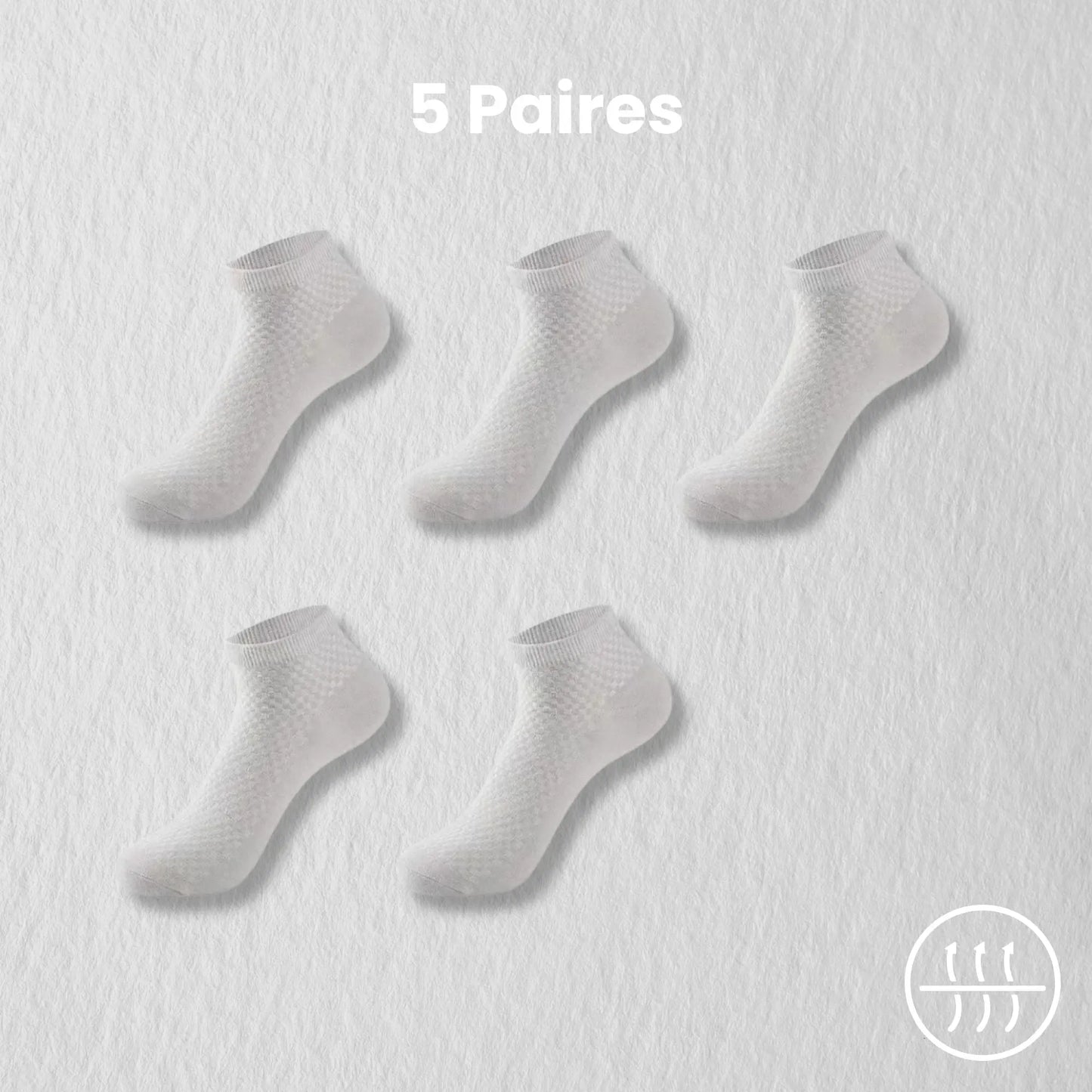 Chaussettes basses blanches en fibre aérée pour homme.