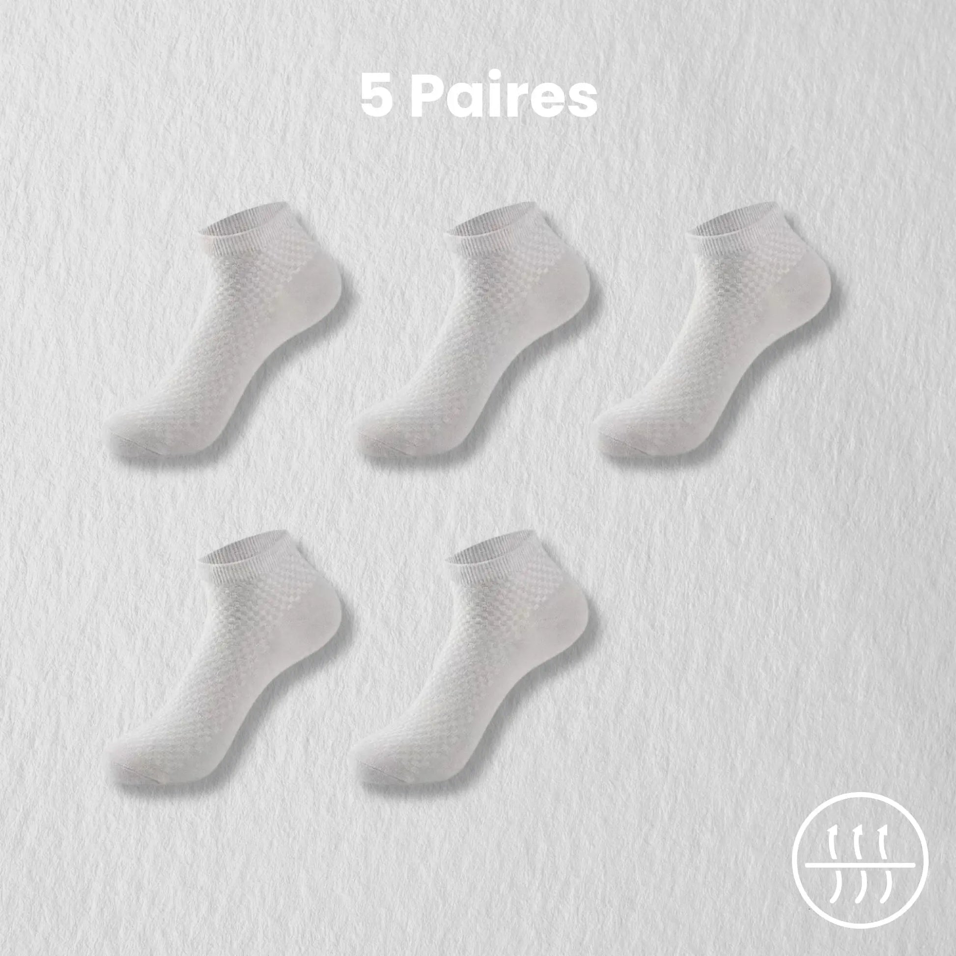 Chaussettes basses blanches en fibre aérée pour homme.