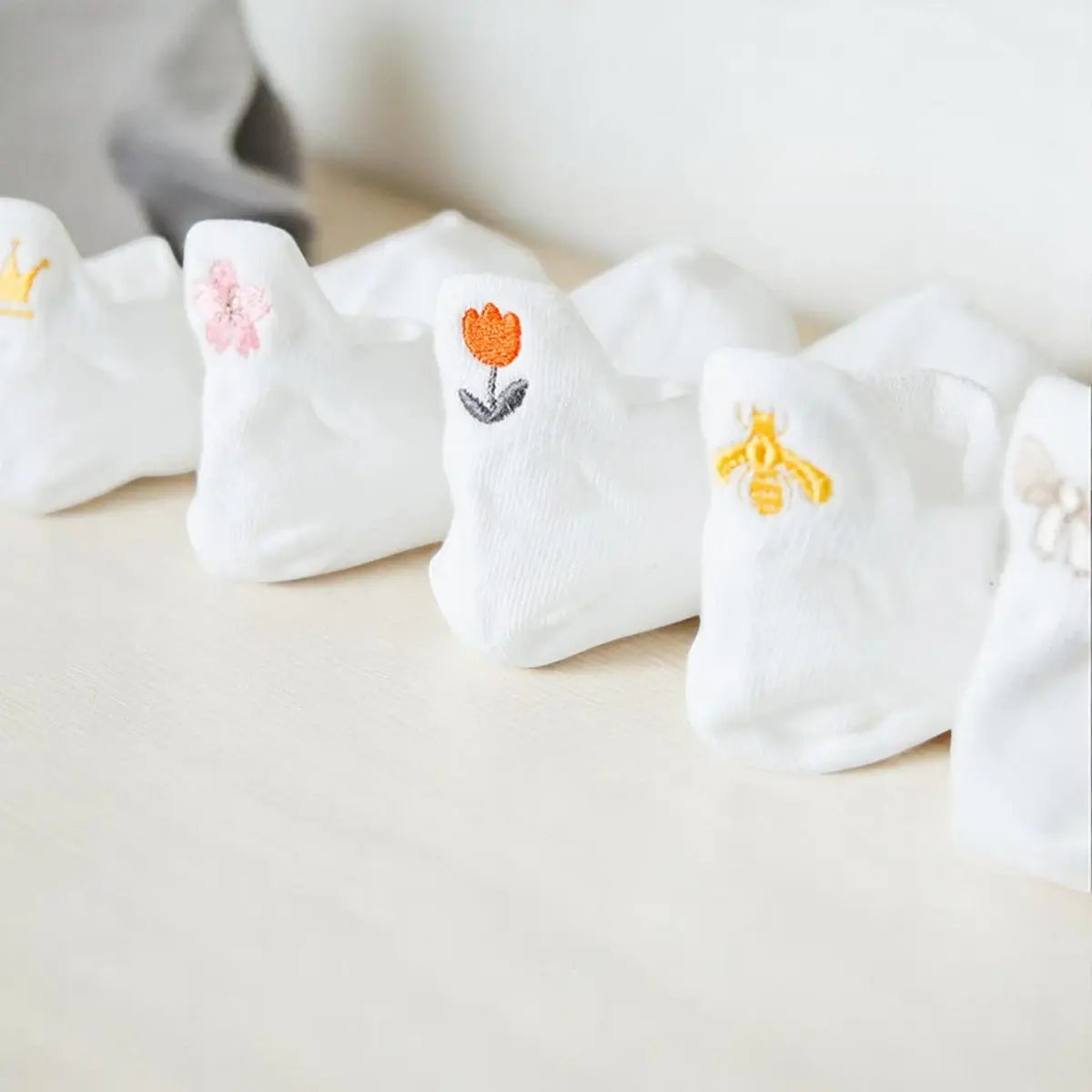 Socquettes blanches brodées avec des motifs floraux élégants en ligne.