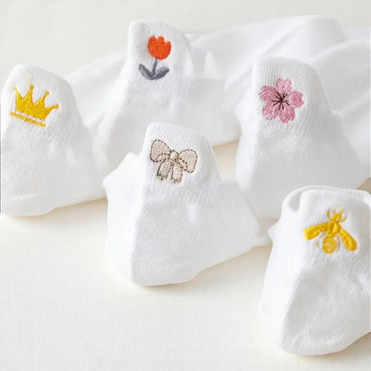 Socquettes en coton blanc avec broderies raffinées sur le talon.