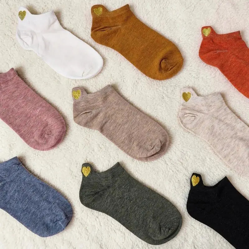 Collection complète de socquettes femme multicolores avec languette de préhension au talon.