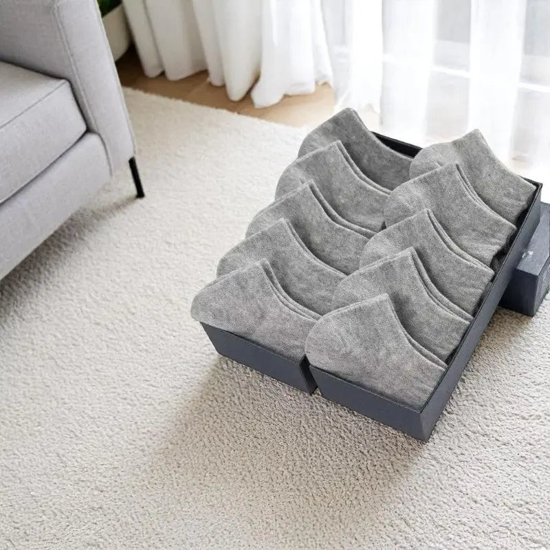 Lot de socquettes homme gris clair présenté dans un coffret.