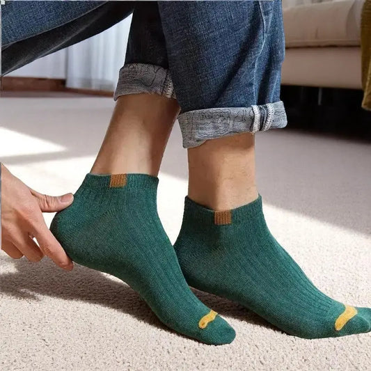 Homme portant socquettes vertes confortables.